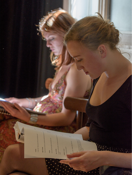 Portrait d'étudiantes qui lisent au Conservatoire National Supérieur d'Art Dramatique 